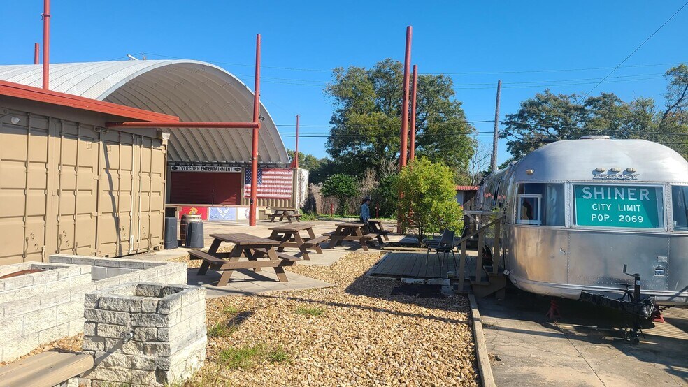 More Photos Of 622 6th St N, Texas City Bar For Lease