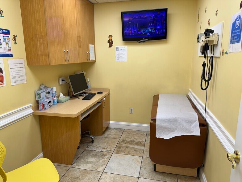 More Photos Of 5-10 Brunswick Woods Dr, East Brunswick Office For Lease