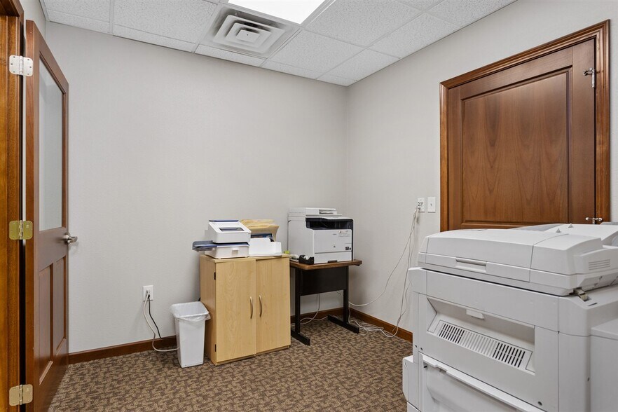 More Photos Of 2000 Burdick Expy E, Minot Office For Sale