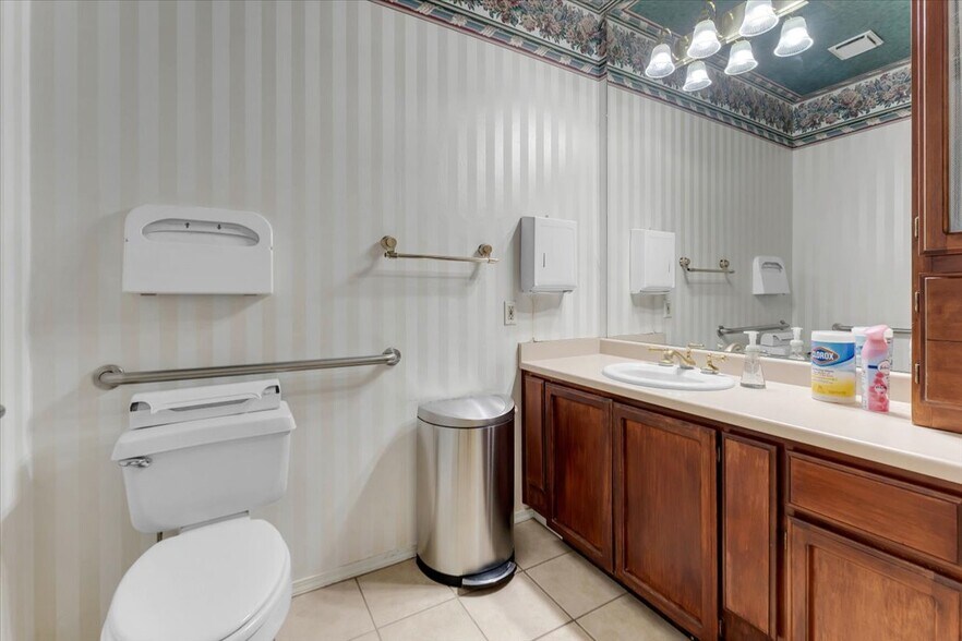 More Photos Of 1551 Hartnell Ave, Redding Office For Lease