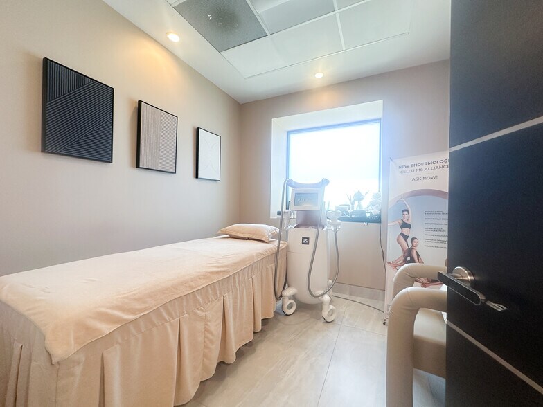 More Photos Of 7225 Melrose Ave, Los Angeles Medical For Lease