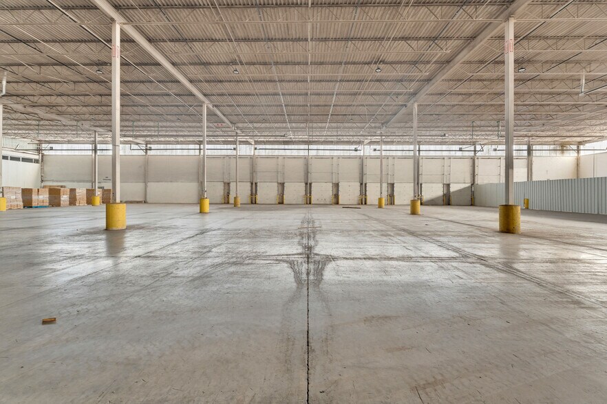 More Photos Of 3324 Marentette Av, Windsor Warehouse For Lease