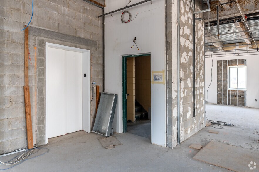More Photos Of 37-31 10th St, Long Island City Light Distribution For Sale