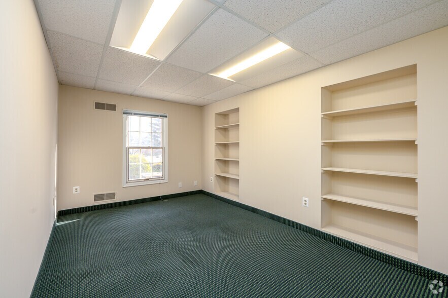 More Photos Of 5602-5654 Shields Dr, Bethesda Medical For Lease