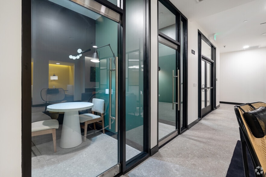 More Photos Of 988 S Manhattan Pl, Los Angeles Apartments For Lease