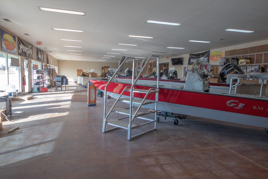 More Photos Of 375 NW US Highway 50, Centerview Light Distribution For Sale