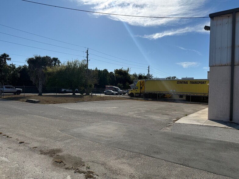 More Photos Of 174 Rich St, Venice Warehouse For Lease