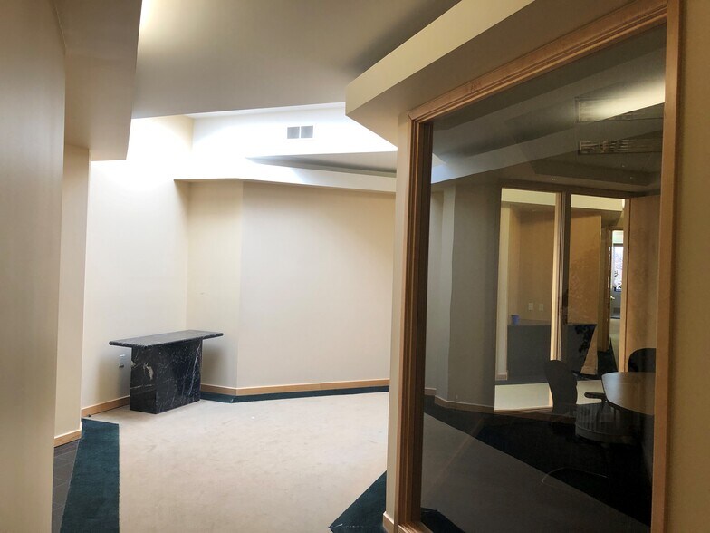 More Photos Of 27085-27087 Gratiot Ave, Roseville Office For Sale