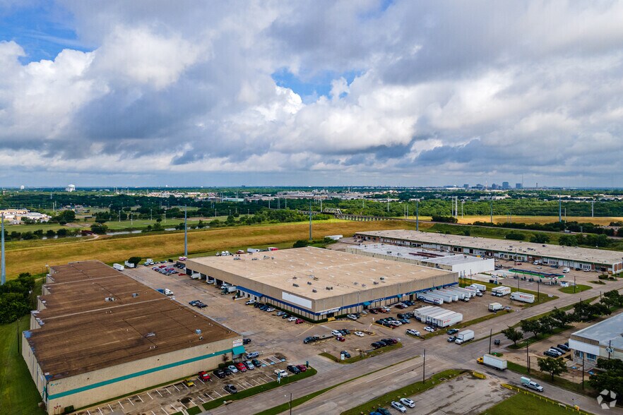 More Photos Of 119 Regal Row, Dallas Warehouse For Lease