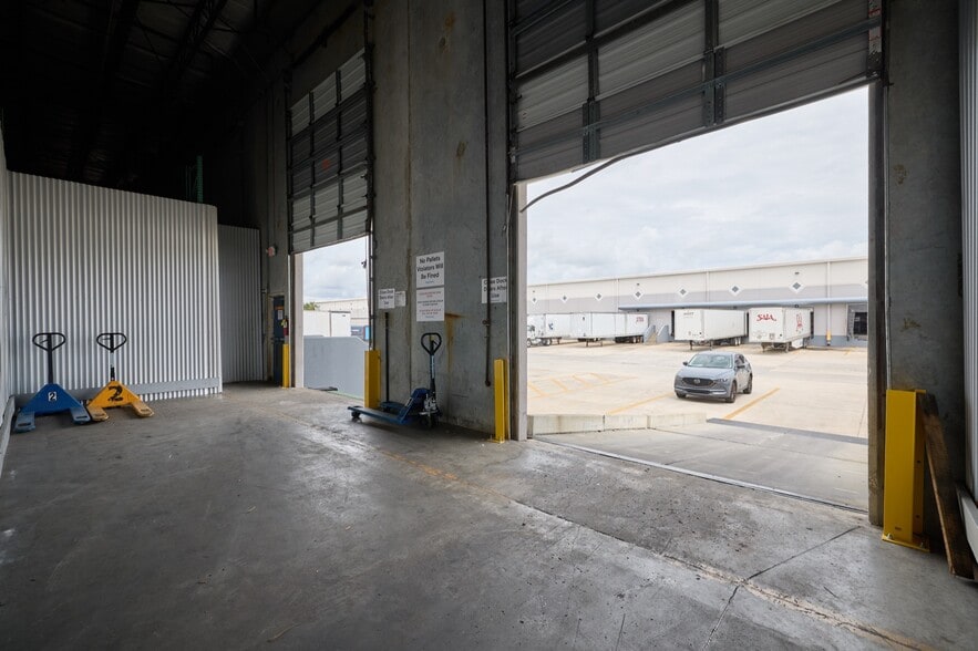 More Photos Of 2507 Investors Row, Orlando Distribution For Lease