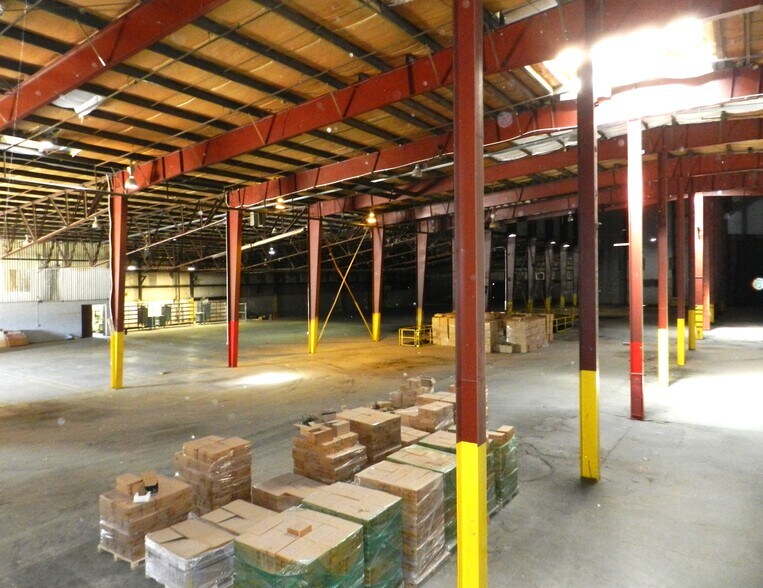 More Photos Of 2520 N River Rd, Olathe Warehouse For Lease
