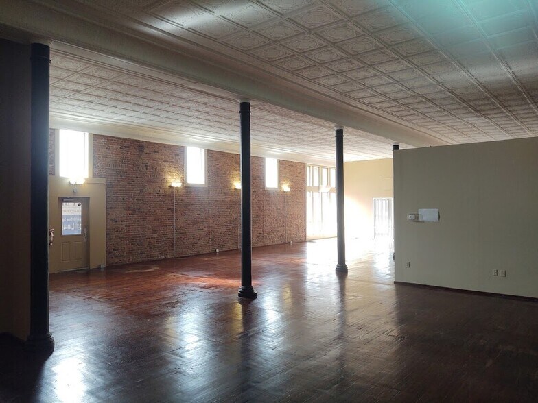 More Photos Of 163 E Center St, Marion Office For Lease