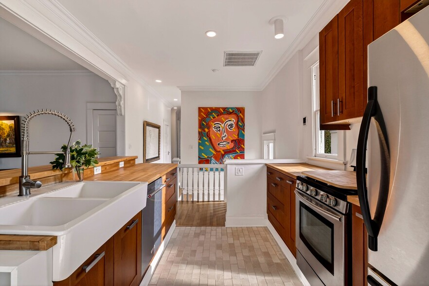 More Photos Of 107 E 35th St, Savannah Office For Sale