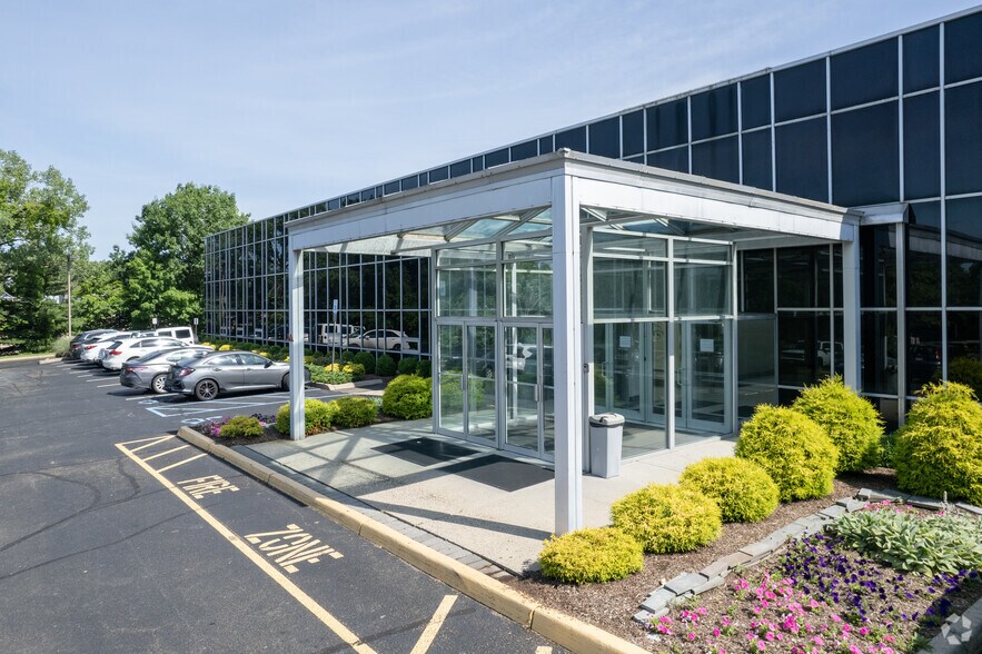 More Photos Of 535 E Crescent Ave, Ramsey Office For Lease