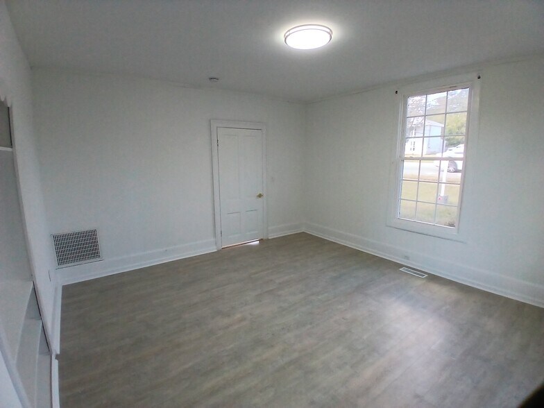 More Photos Of 119 W Main St, Youngsville Freestanding For Lease