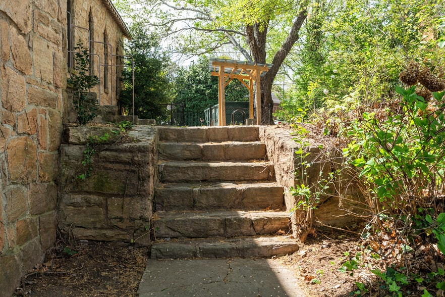 More Photos Of 208 St Marys St, Raleigh Loft Creative Space For Sale