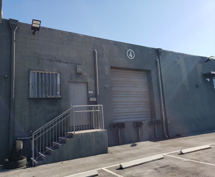 More Photos Of 2901-2915 NW 34th St, Miami Showroom For Lease