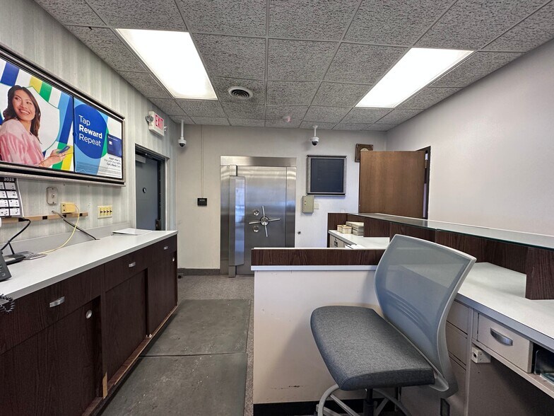 More Photos Of 1219 N Mitchell St, Cadillac Bank For Lease