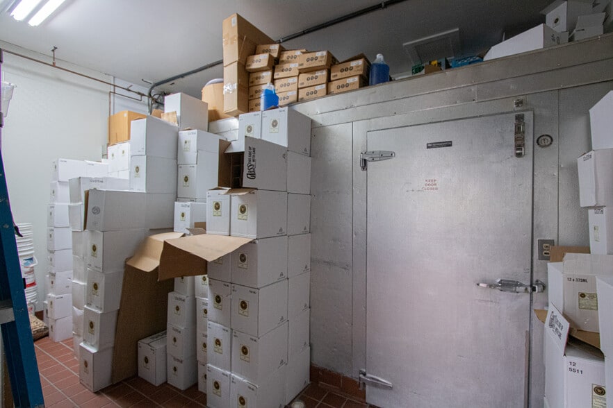 More Photos Of 104 Macomb Pl, Mount Clemens Restaurant For Sale