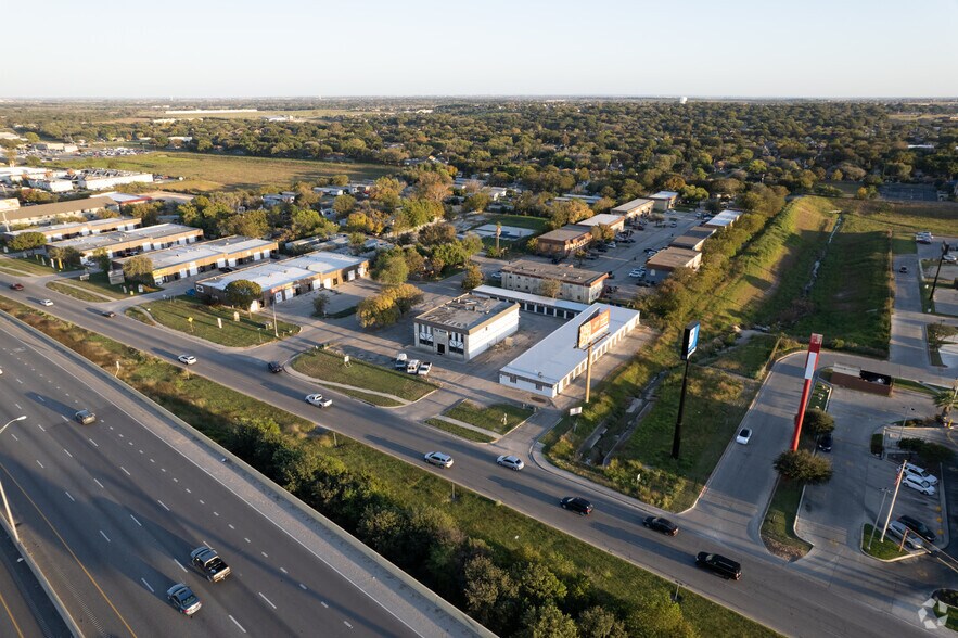 More Photos Of 921 S Interstate 35, New Braunfels Office For Lease