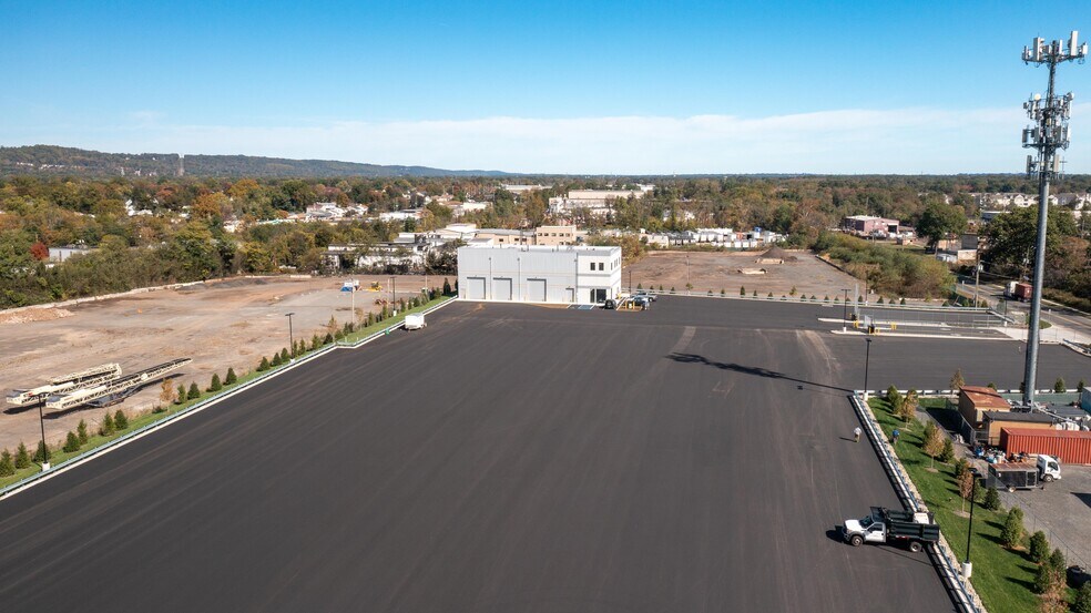 More Photos Of 166 Baekeland Ave, Middlesex Truck Terminal For Lease