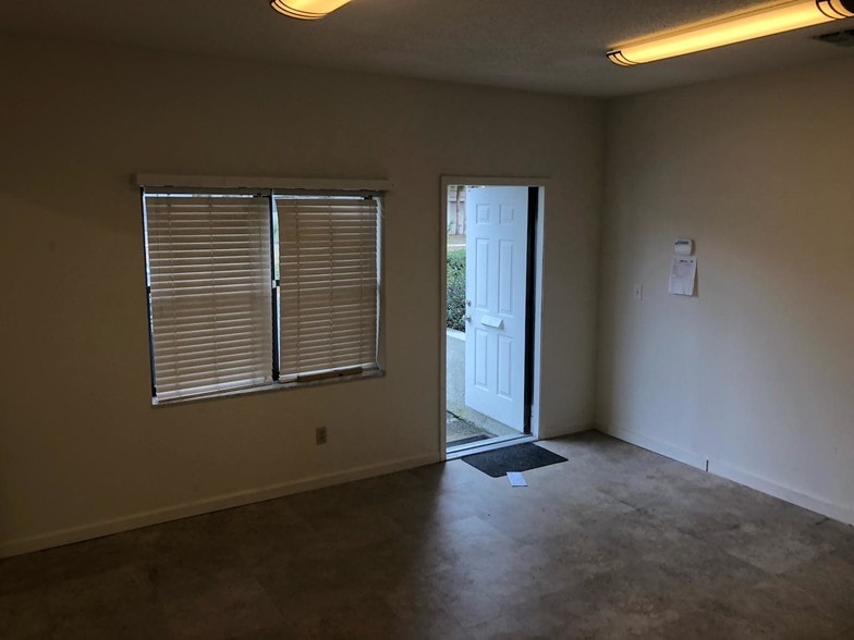 More Photos Of 174 Semoran Commerce Pl, Apopka Light Distribution For Lease