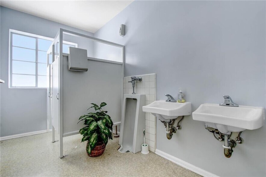More Photos Of 724 S Glenoaks Blvd, Burbank Specialty For Sale