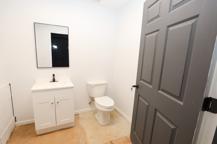 More Photos Of 5 Haynie St, Newnan Warehouse For Lease