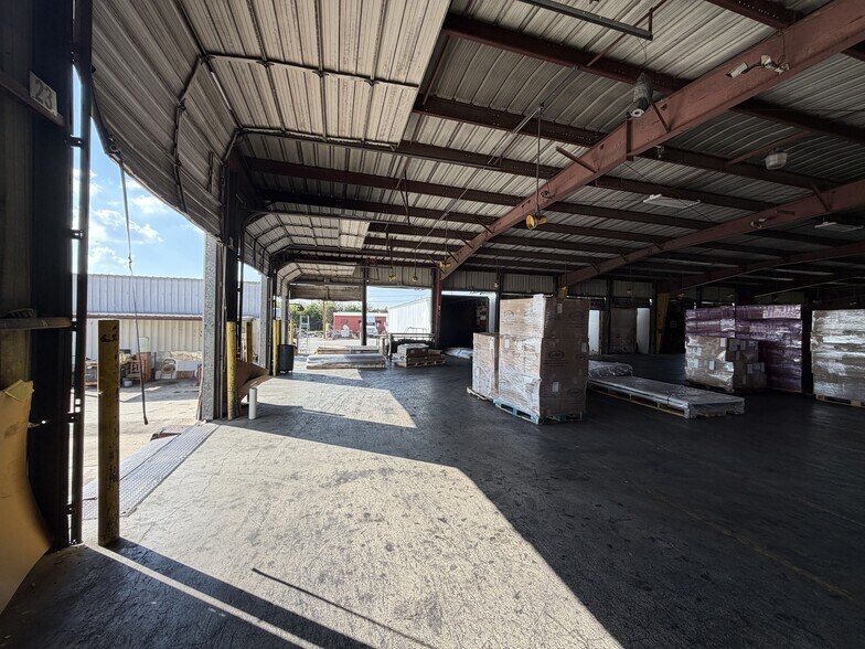 More Photos Of 2026 W Malone Ave, San Antonio Warehouse For Lease