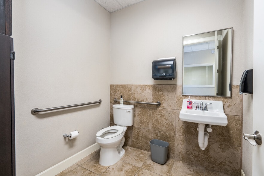 More Photos Of 20008 Champion Forest Dr, Spring Office For Sale
