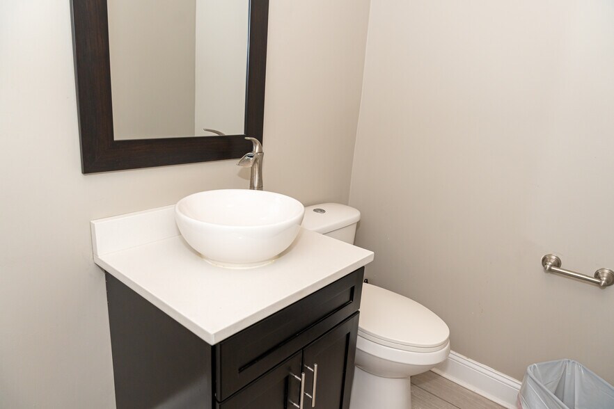 More Photos Of 7105 S Yates Blvd, Chicago Office For Lease