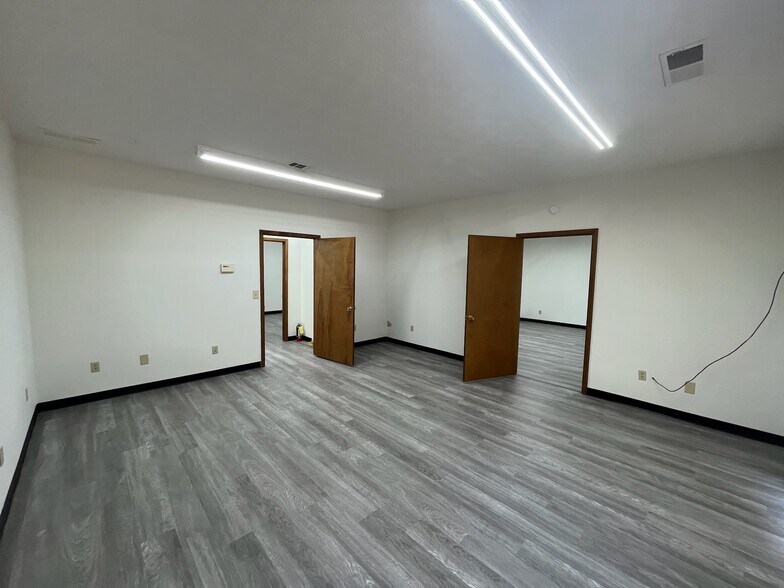 More Photos Of 109 Elliott Industrial Dr, Woodstock Flex For Lease