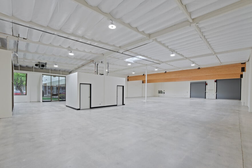 More Photos Of 31119 Via Colinas, Westlake Village Light Manufacturing For Sale