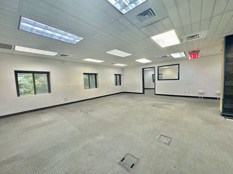 More Photos Of 130 Sheridan Blvd, Inwood Warehouse For Lease