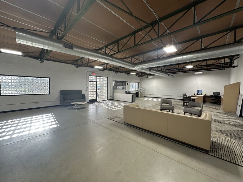 More Photos Of 845 Regal Row, Dallas Warehouse For Sale