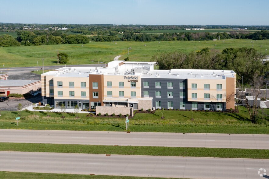 More Photos Of 935 S Rolling Meadows Dr, Fond Du Lac Hotel For Sale