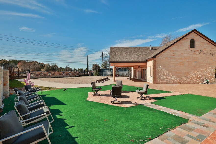 More Photos Of 10108 Veterans Memorial Dr, Houston General Retail For Sale