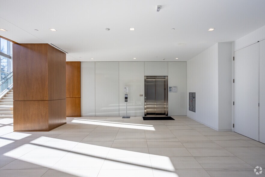 More Photos Of 401 McCullough Dr, Charlotte Office For Sale