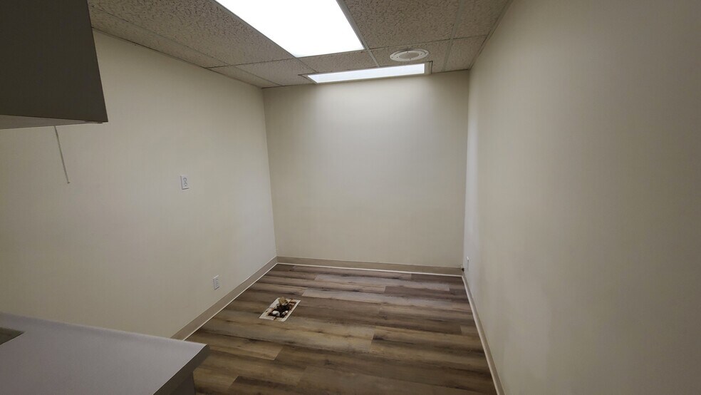 More Photos Of 215 China Grade Loop, Bakersfield Medical For Sale