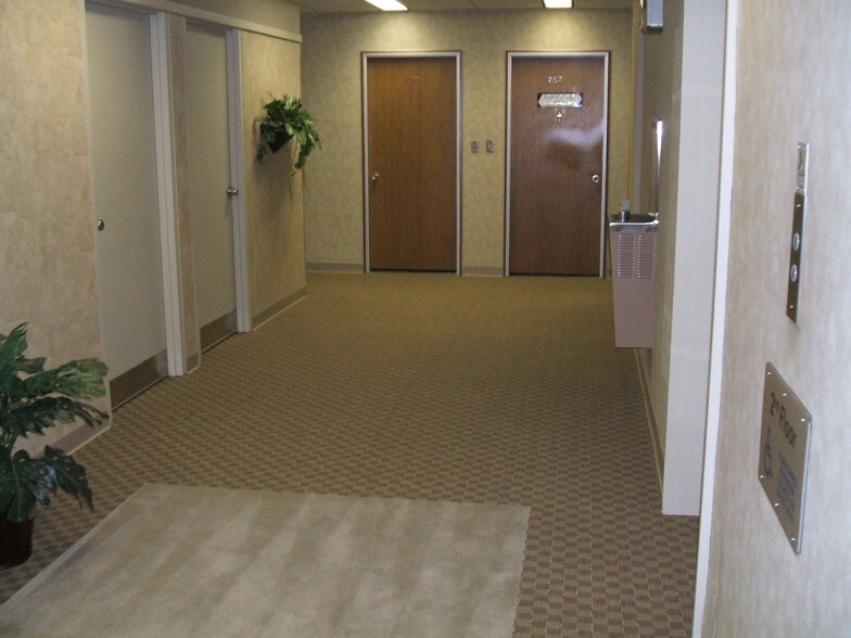 More Photos Of 2000 W Henderson Rd, Columbus Office For Lease
