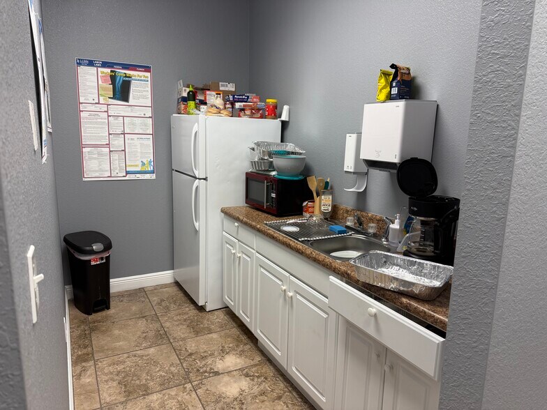 More Photos Of 6381 Corporate Park Cir, Fort Myers Research And Development For Lease