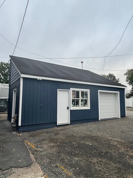 More Photos Of 734 W Nyack Rd, West Nyack Showroom For Lease