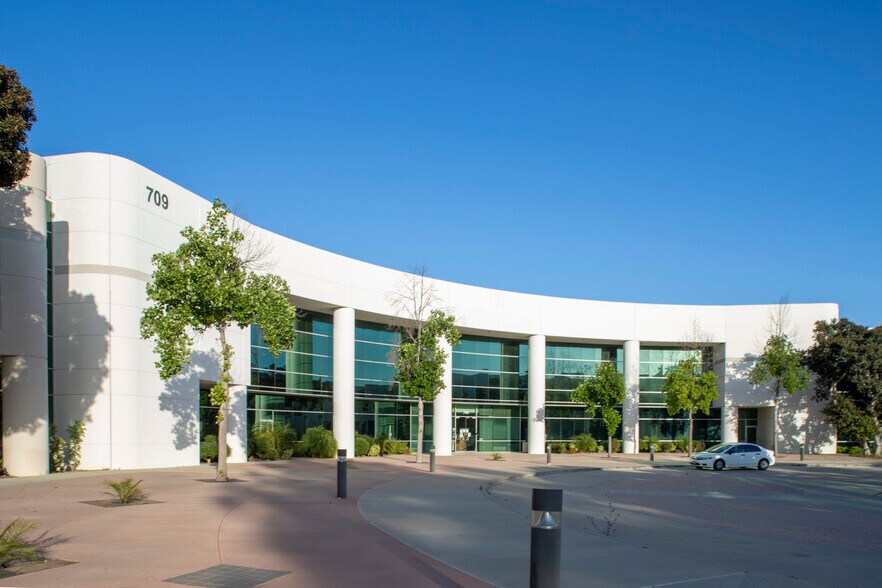 More Photos Of 709 Science Dr, Moorpark Warehouse For Lease