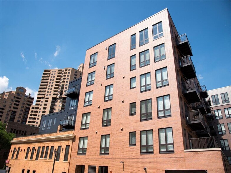 More Photos Of 10 2nd St SE, Minneapolis Apartments For Lease