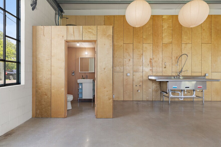 More Photos Of 404 Nugent ave, Johnson City Flex For Sale