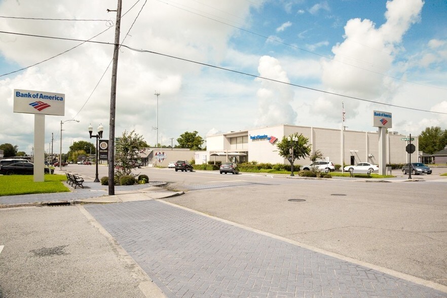 More Photos Of 1308 Boston Ave, Nederland Bank For Sale