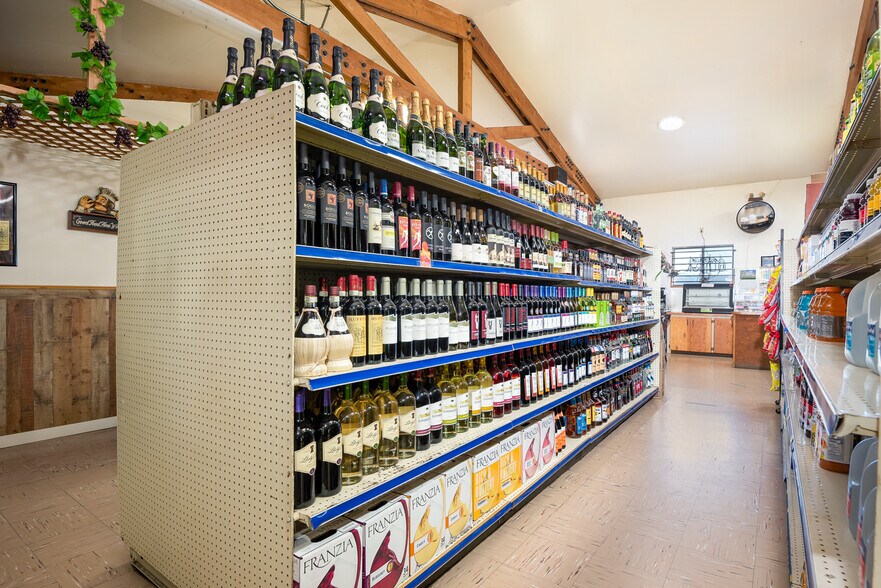 More Photos Of 3900 Carter Way, Wellington Bar For Sale