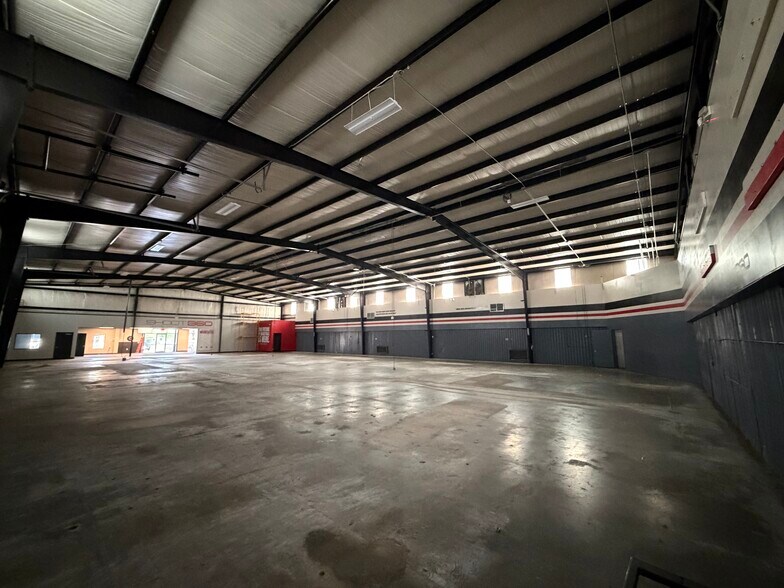 More Photos Of 13018 Brittmoore Park Dr, Houston Warehouse For Lease