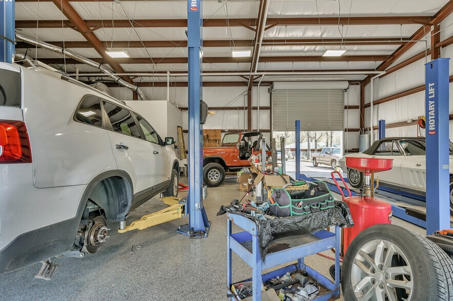 More Photos Of 1308 N Frazier St, Conroe Service For Sale