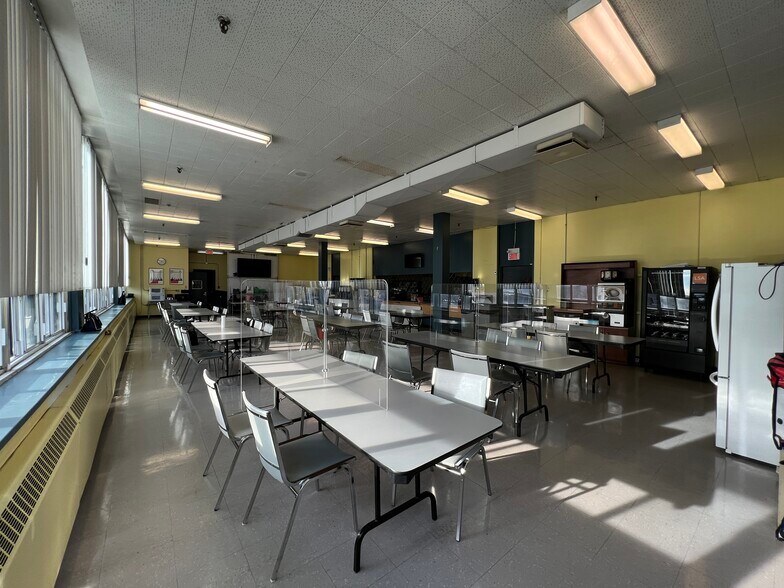 More Photos Of 7301 Boul Décarie, Montréal Warehouse For Lease